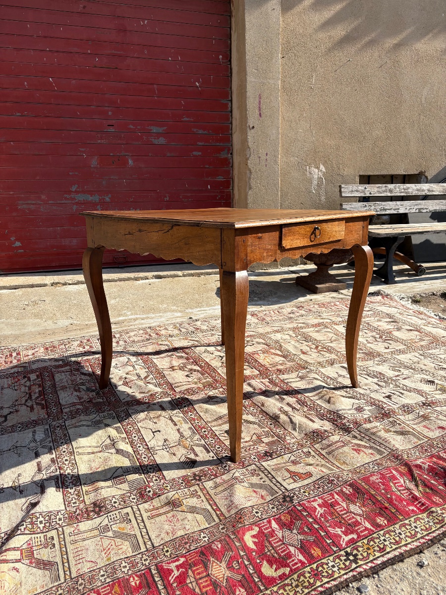 Petite table de milieu Louis XV, en noyer d’époque XVIIIe siècle