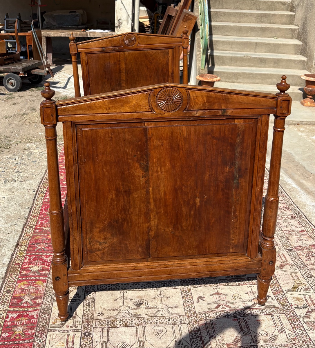 Paire de lits , Louis XVI, en noyer d’époque XVIIIe siècle-photo-3