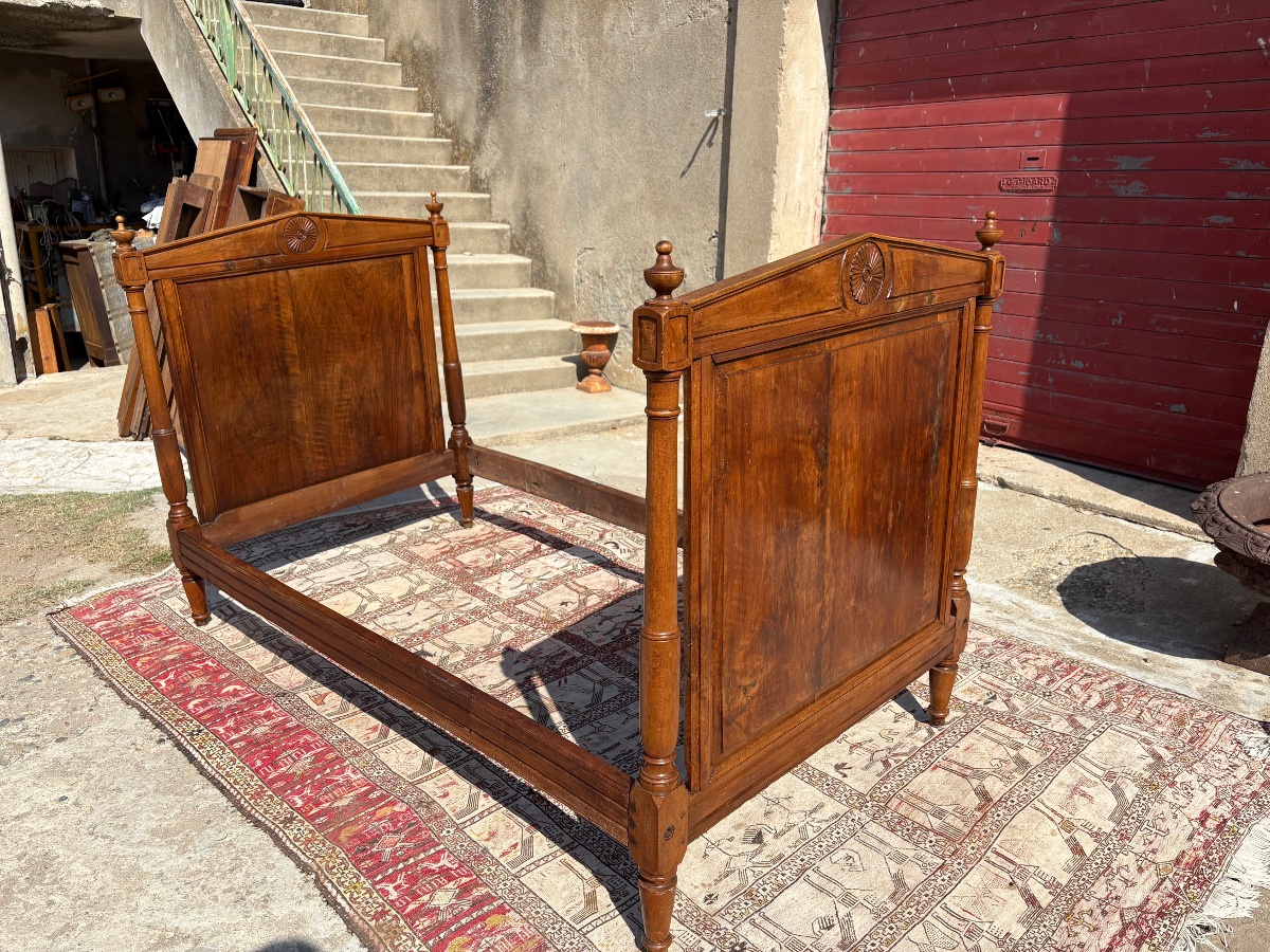 Paire de lits , Louis XVI, en noyer d’époque XVIIIe siècle-photo-2