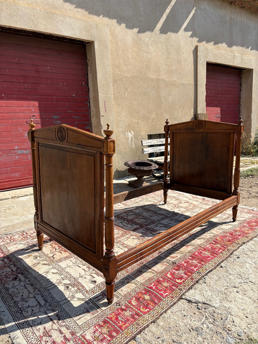 Paire de lits , Louis XVI, en noyer d’époque XVIIIe siècle-photo-6