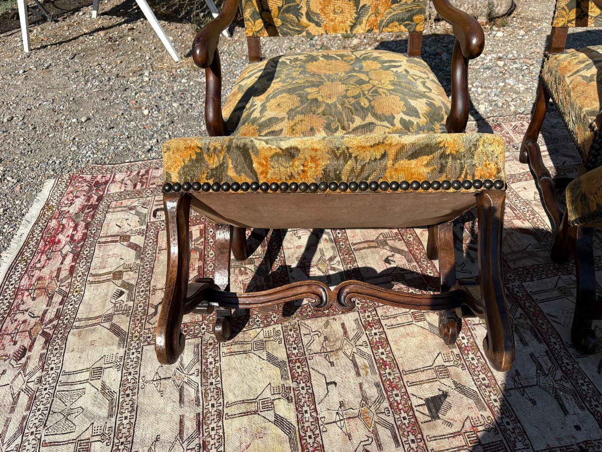 Paire de fauteuils Louis XIII en noyer avec les repos pieds circa, 1900-photo-3