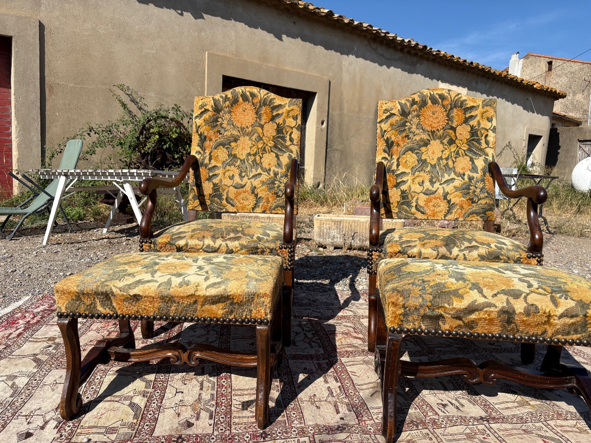 Paire de fauteuils Louis XIII en noyer avec les repos pieds circa, 1900-photo-2
