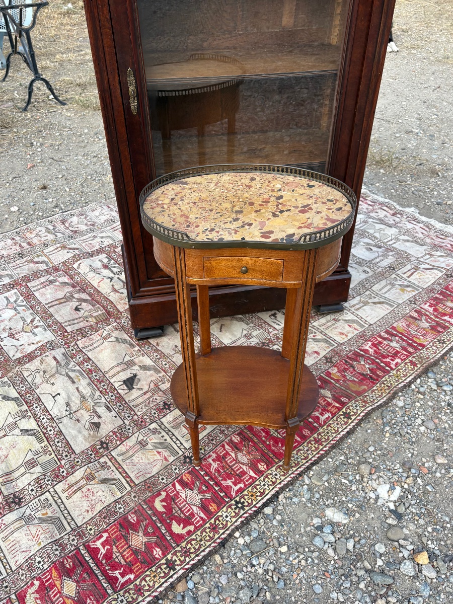 Petit guéridon ovale de style louis XVI en acajou d’époque fin XIXe siècle.