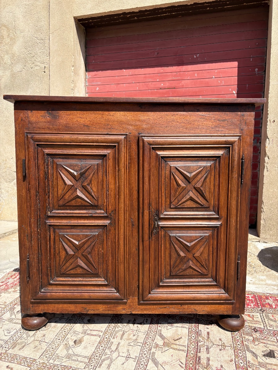 Buffet Louis XIII, pointe de diamant en noyer d’époque XVIIe siècle
