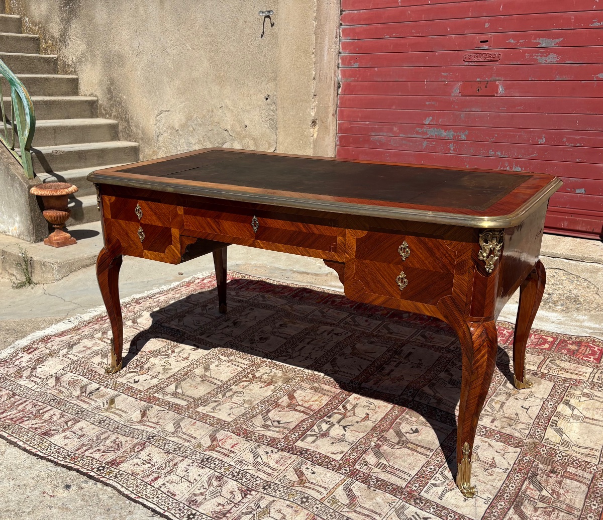 Bureau plat double face Louis XV, en marqueterie et bronze d’époque XIXe siècle