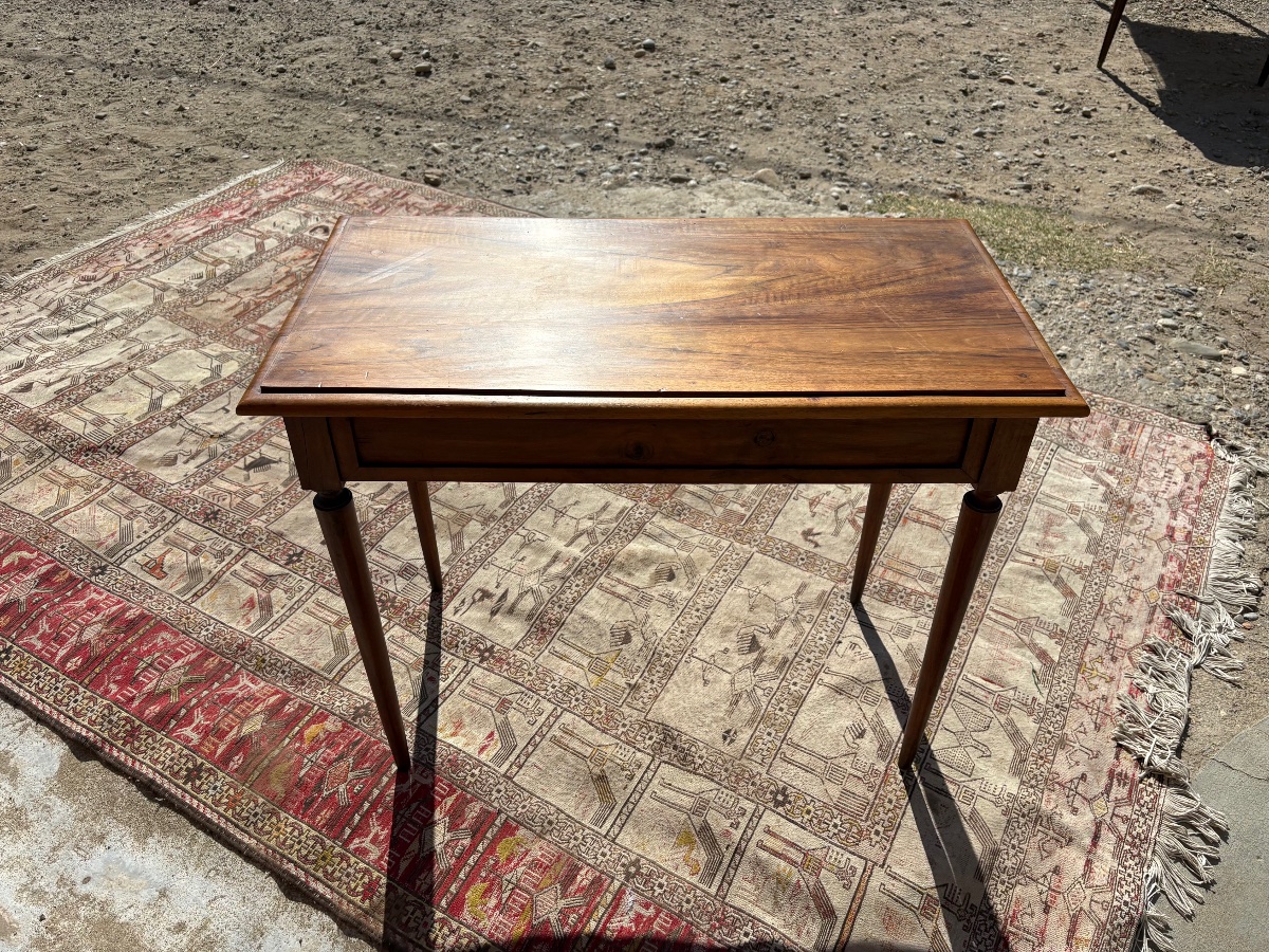 Petite table d’entre deux. Louis XVI en noyer d’époque XVIIIe siècle.-photo-1