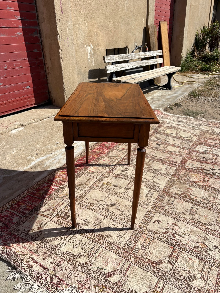 Petite table d’entre deux. Louis XVI en noyer d’époque XVIIIe siècle.-photo-3
