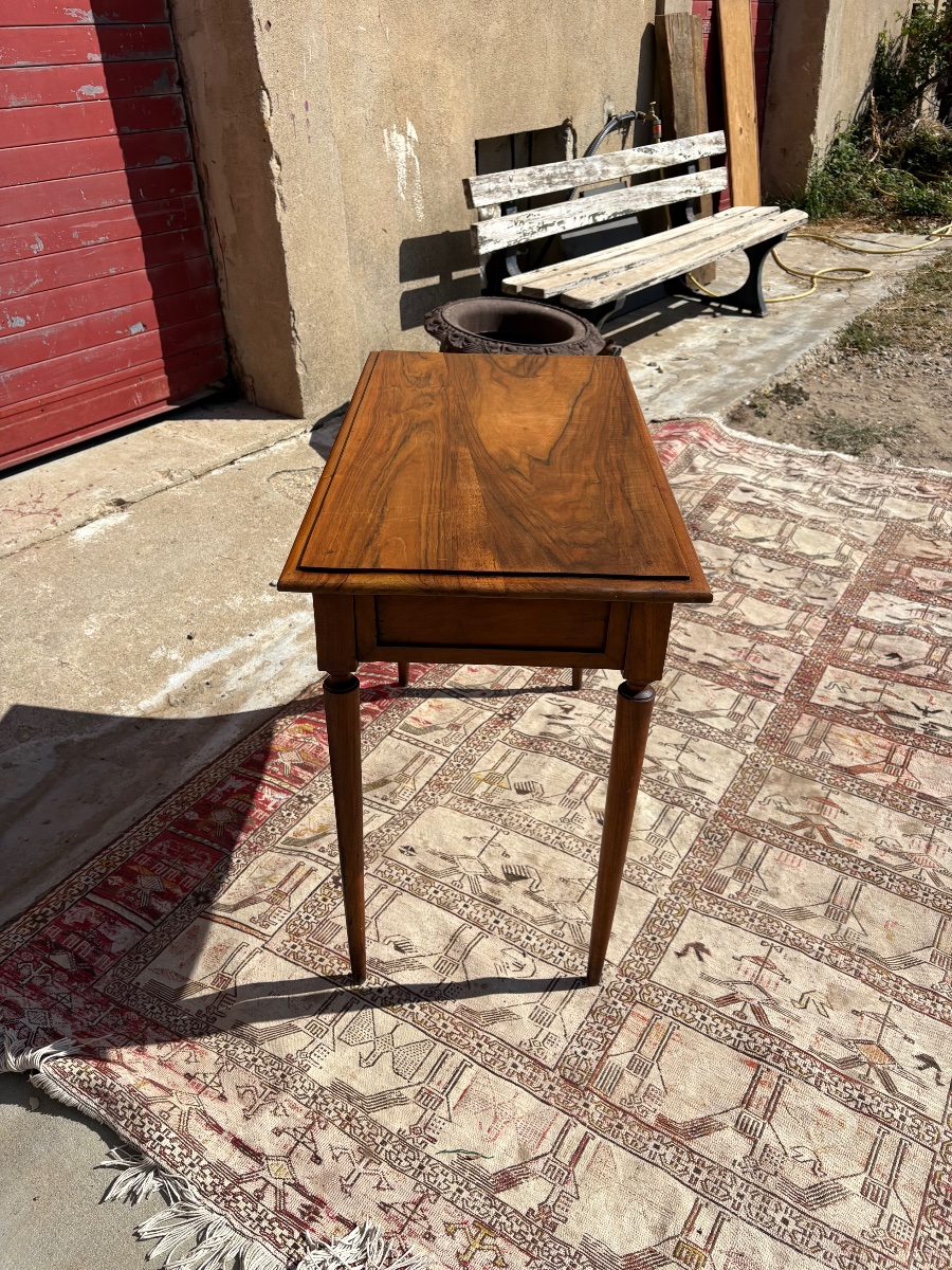 Petite table d’entre deux. Louis XVI en noyer d’époque XVIIIe siècle.-photo-4