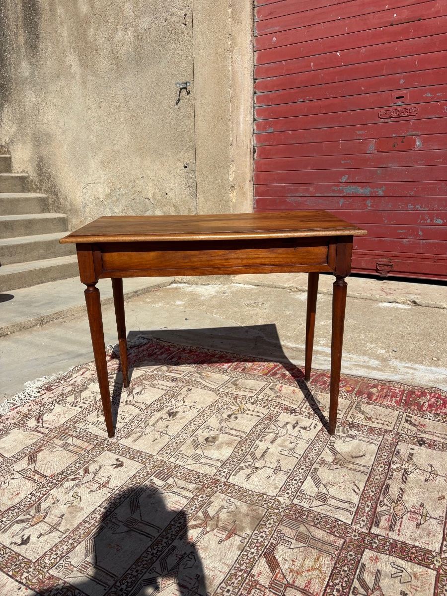 Petite table d’entre deux. Louis XVI en noyer d’époque XVIIIe siècle.