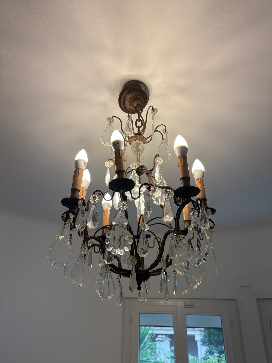 Lustre Louis XV, en bronze à huit lumières et Pampilles de cristal d’époque XIXe siècle.