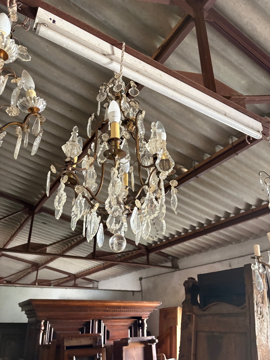 Lustre Louis XV, en bronze à quatre feux de lumière et cristal époque XIXe siècle.