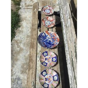 Suite De Cinq Assiettes Et Plat Imari En Faïence époque 19emsiècle 