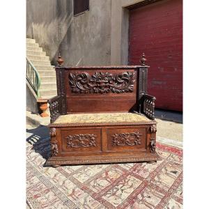 Banc. Coffre en noyer renaissance d’époque XIXEM siècle