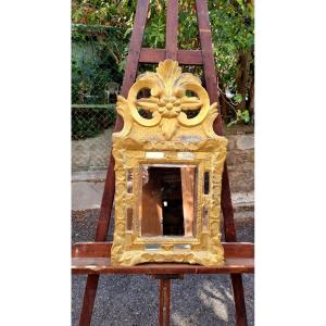 Petit miroir Régence a pare closes en bois doré, XVIIIé