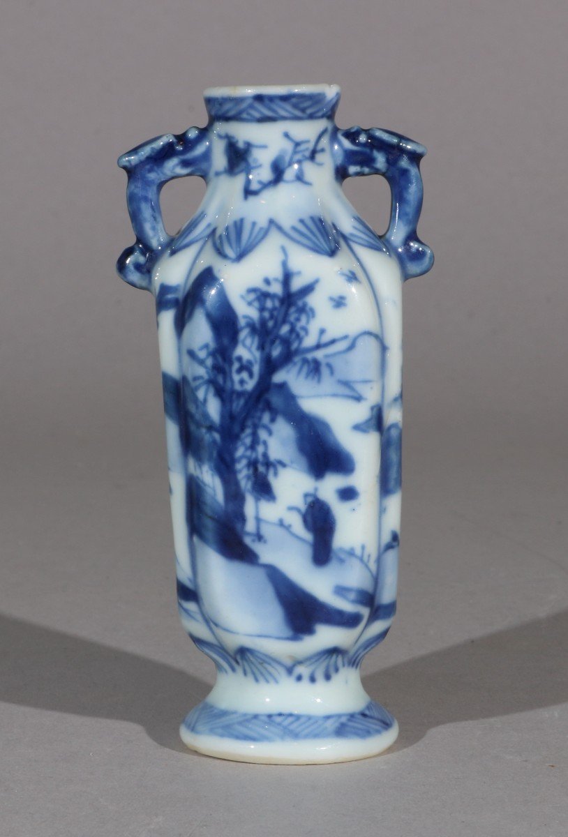 Un Petit Vase Bleu Et Blanc Kangxi 17/18ème