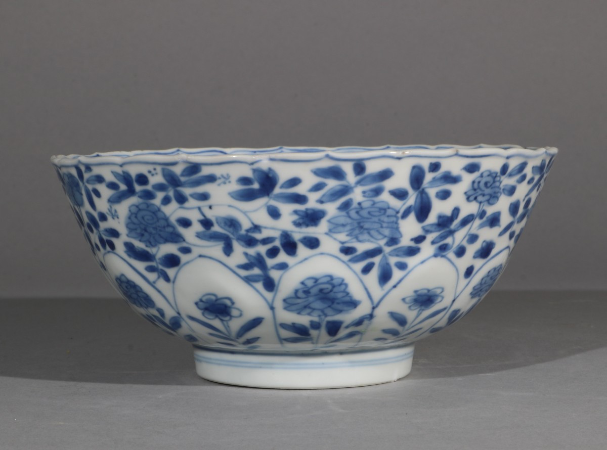Un bol Chinois bleu et blanc Kangxi E18thC