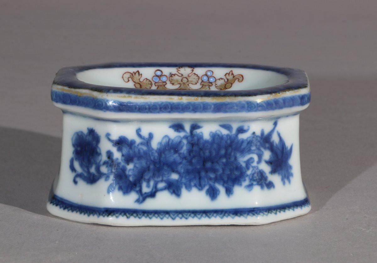 A Qianlong Dutch Market Salt Bearing A Coat Of Arms, 18th Century-photo-3