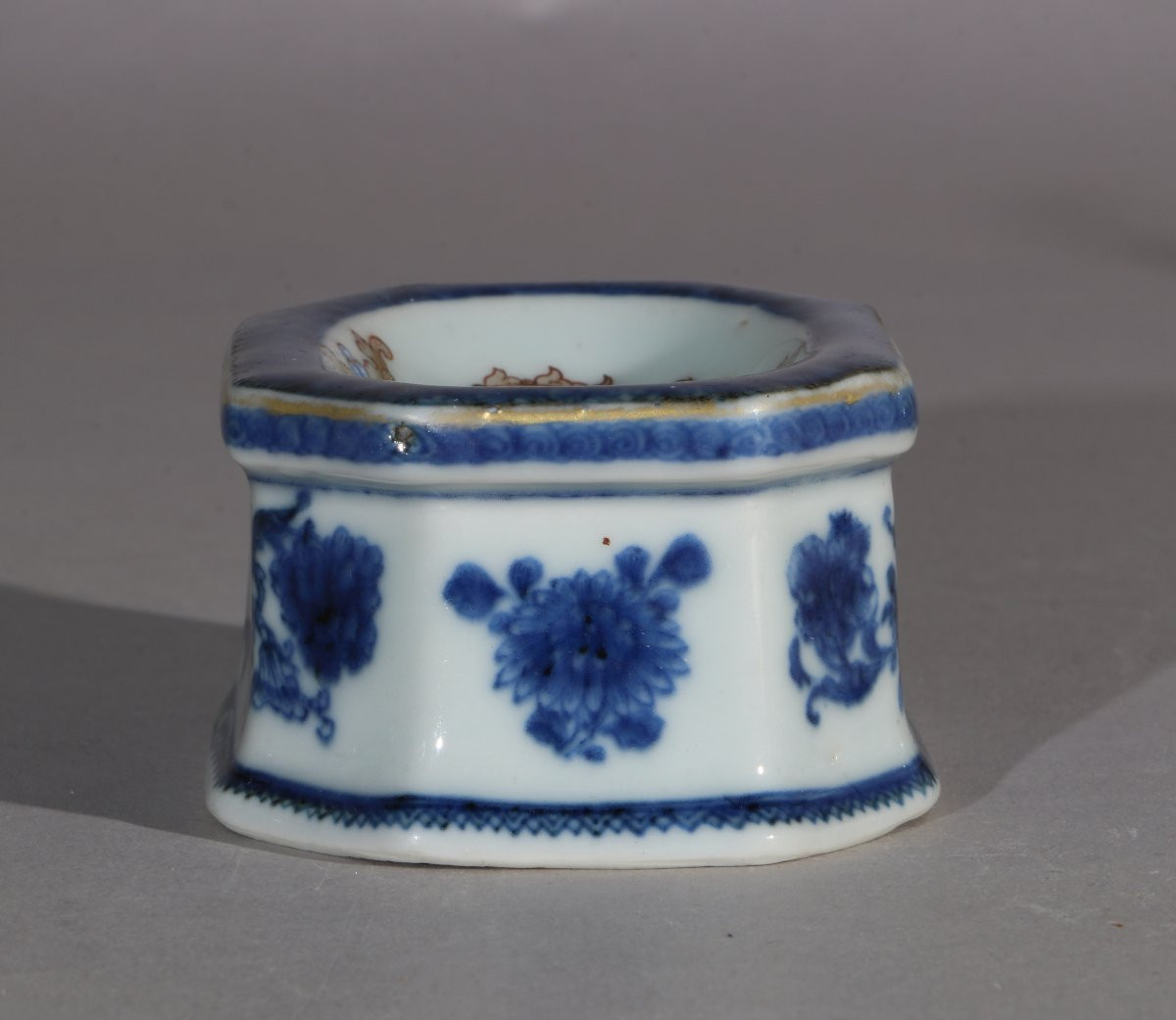 A Qianlong Dutch Market Salt Bearing A Coat Of Arms, 18th Century-photo-4