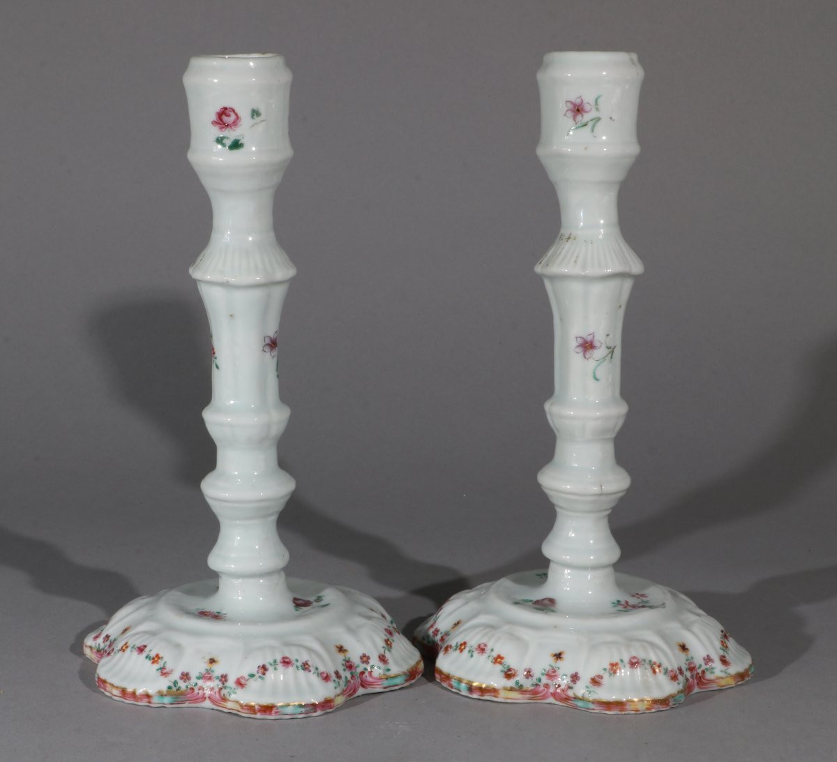A Pair Of Chinese Export Famille Rose Candlesticks Qianlong C1760-75-photo-3