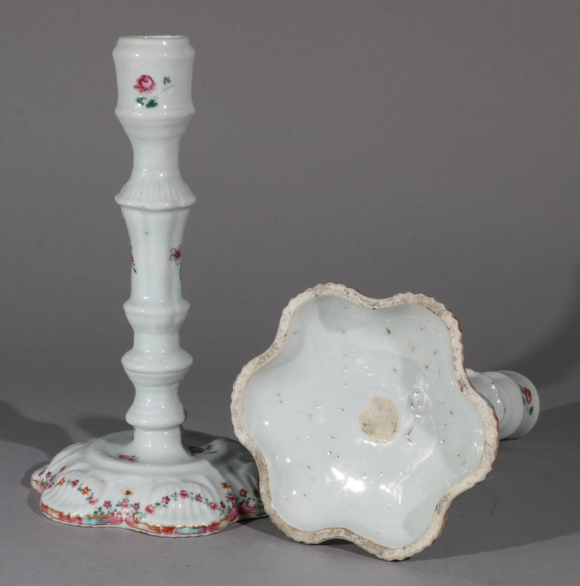 A Pair Of Chinese Export Famille Rose Candlesticks Qianlong C1760-75-photo-4