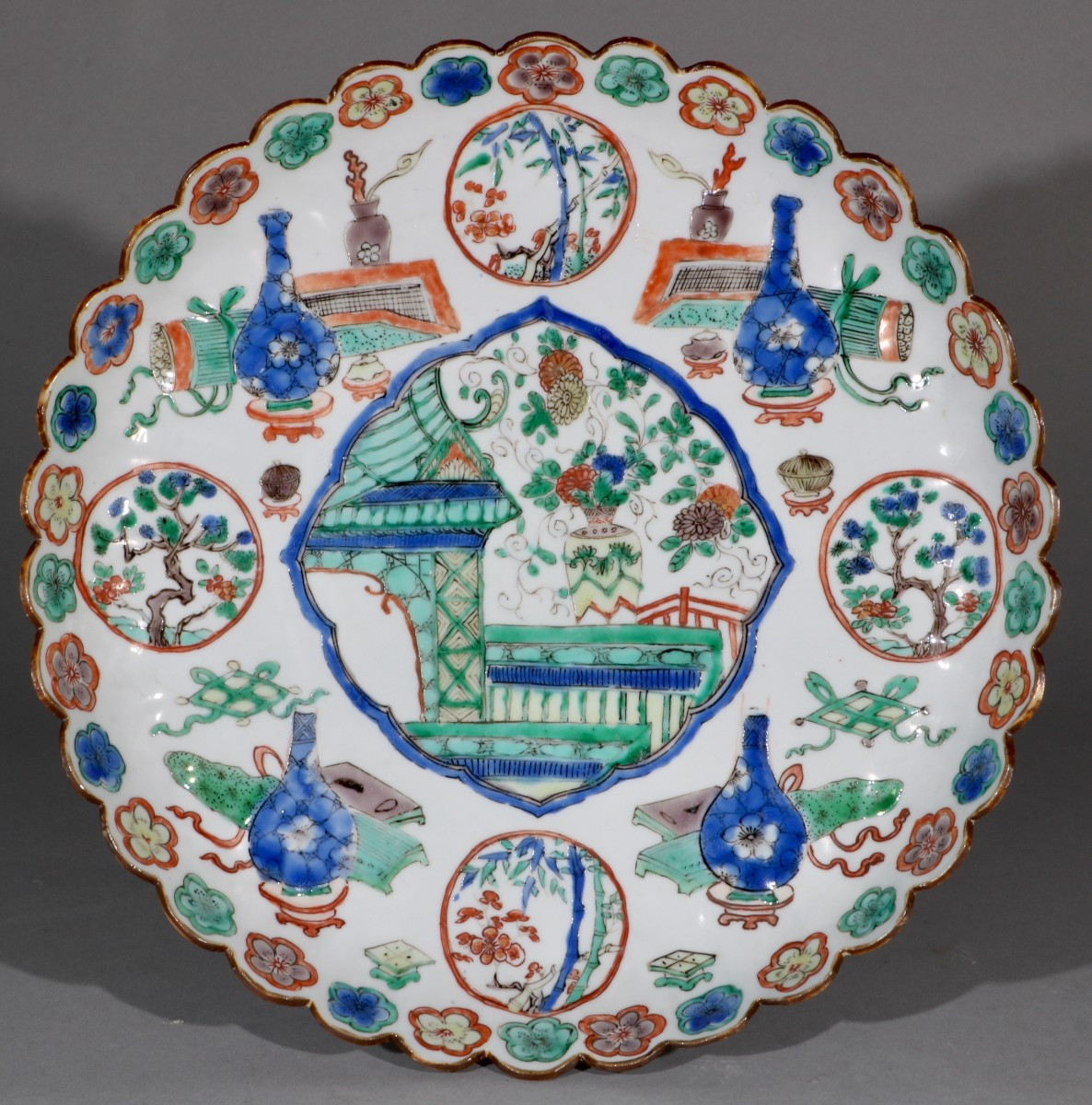 Plat Chinois en décor Famille Verte en forme de chrysanthème, époque Kangxi, XVIIe/XVIIIe siècl