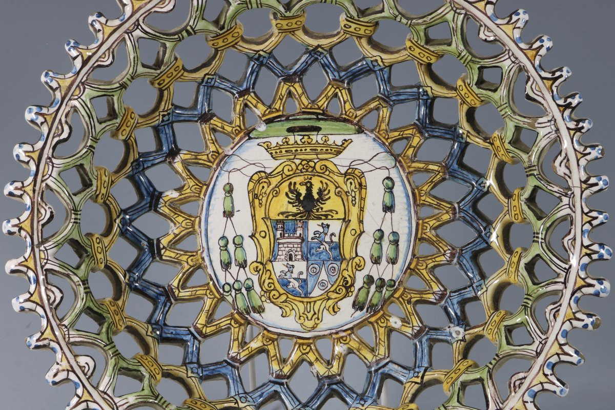 Italian Armorial Plate In Openwork Earthenware On A Foot, 17th Century-photo-2