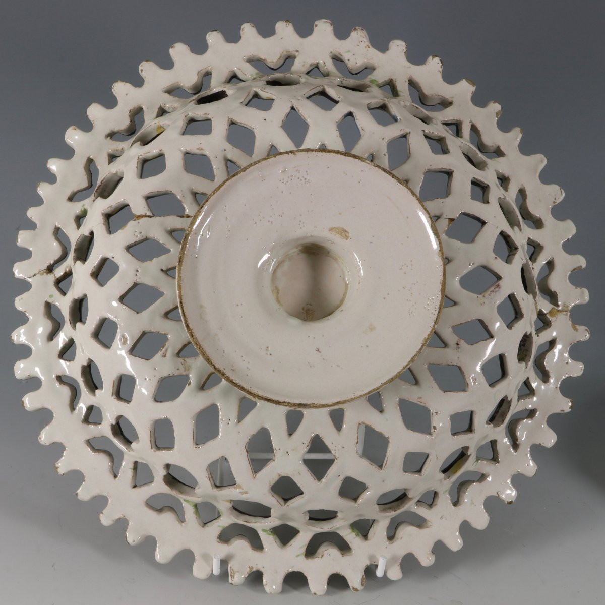 Italian Armorial Plate In Openwork Earthenware On A Foot, 17th Century-photo-3