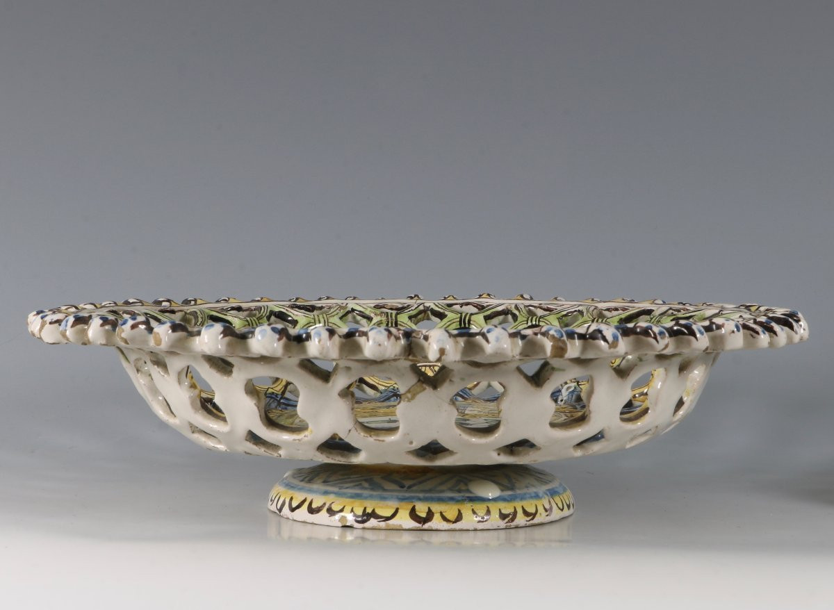Italian Armorial Plate In Openwork Earthenware On A Foot, 17th Century-photo-4