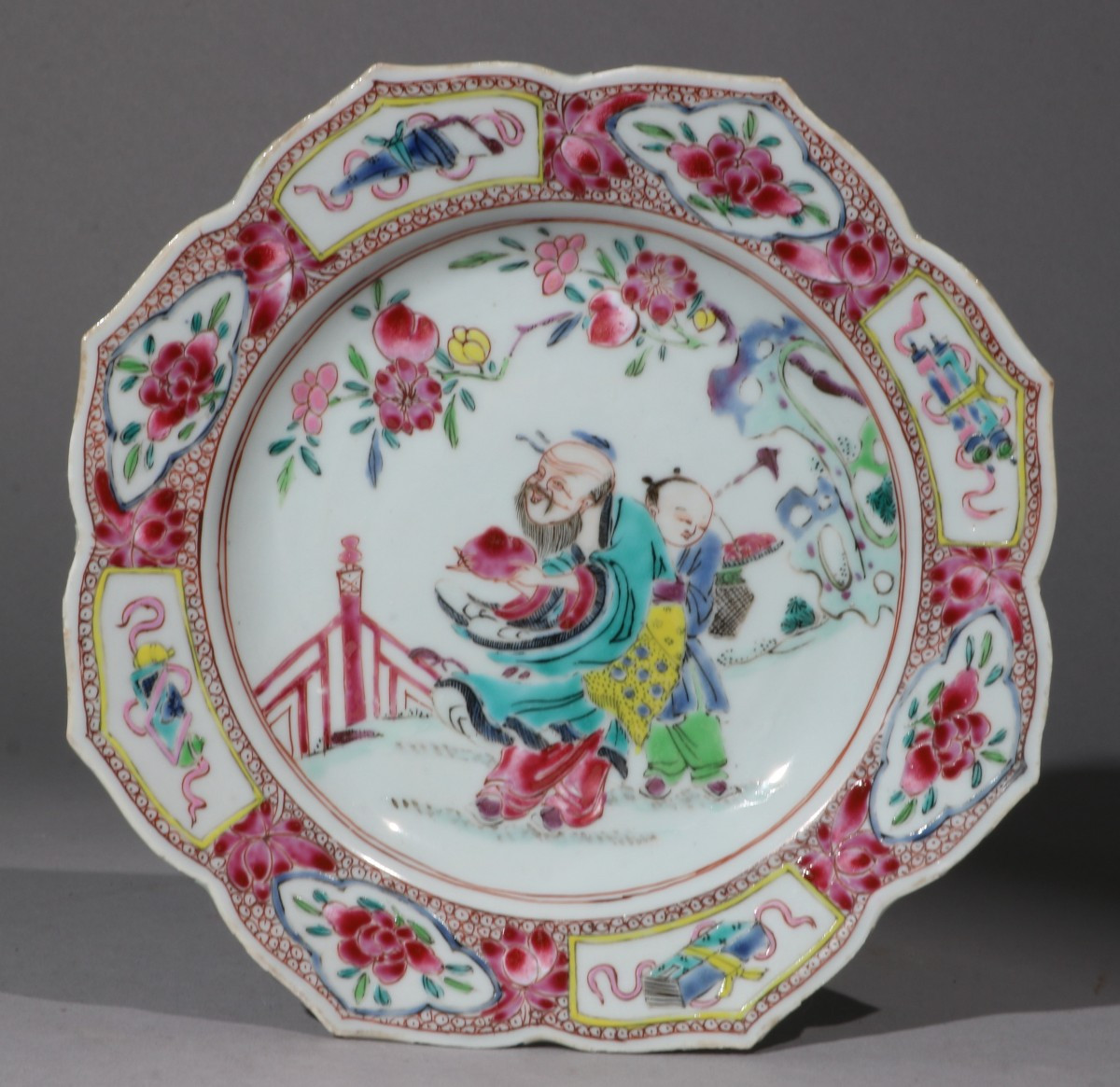 Une Petite Assiette Famille Rose Yongzheng C1730-40