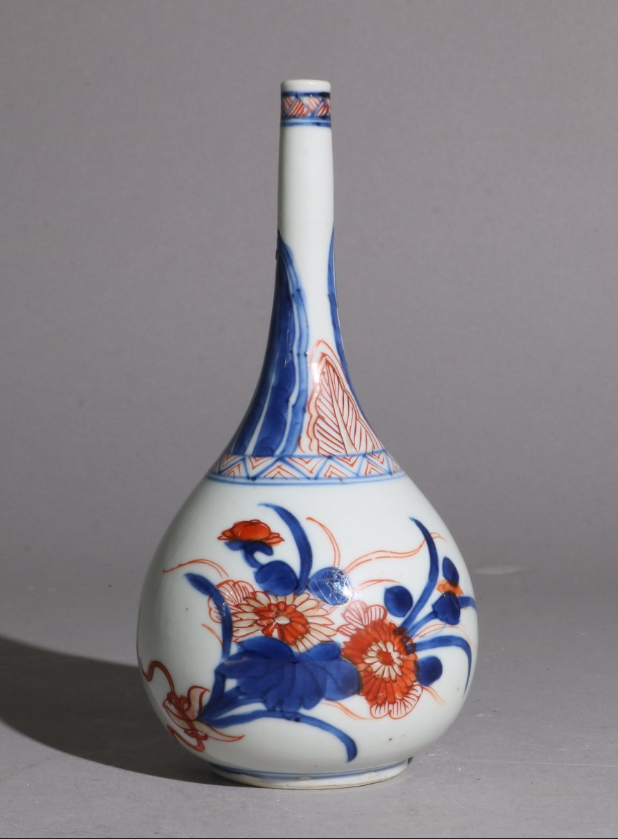 Un flacon à eau de rose en porcelaine Chinoise de style Imari, époque Kangxi, vers 1720-photo-2