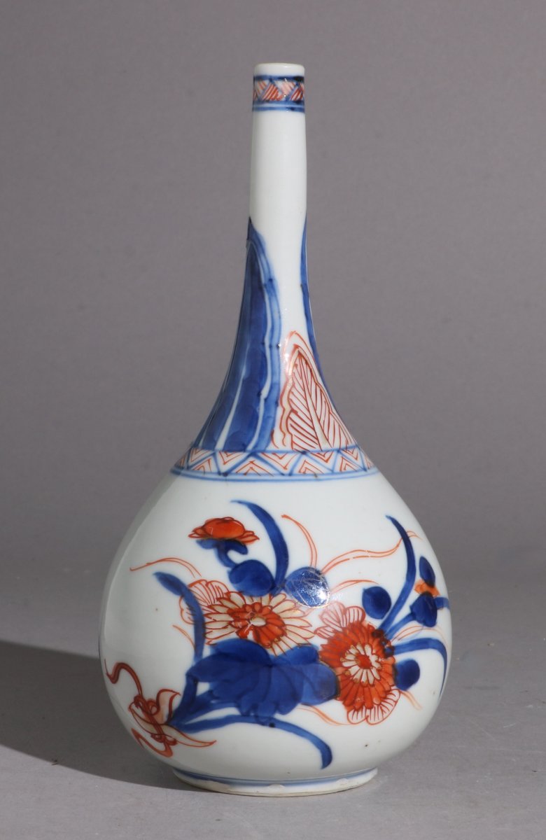 Un flacon à eau de rose en porcelaine Chinoise de style Imari, époque Kangxi, vers 1720-photo-3