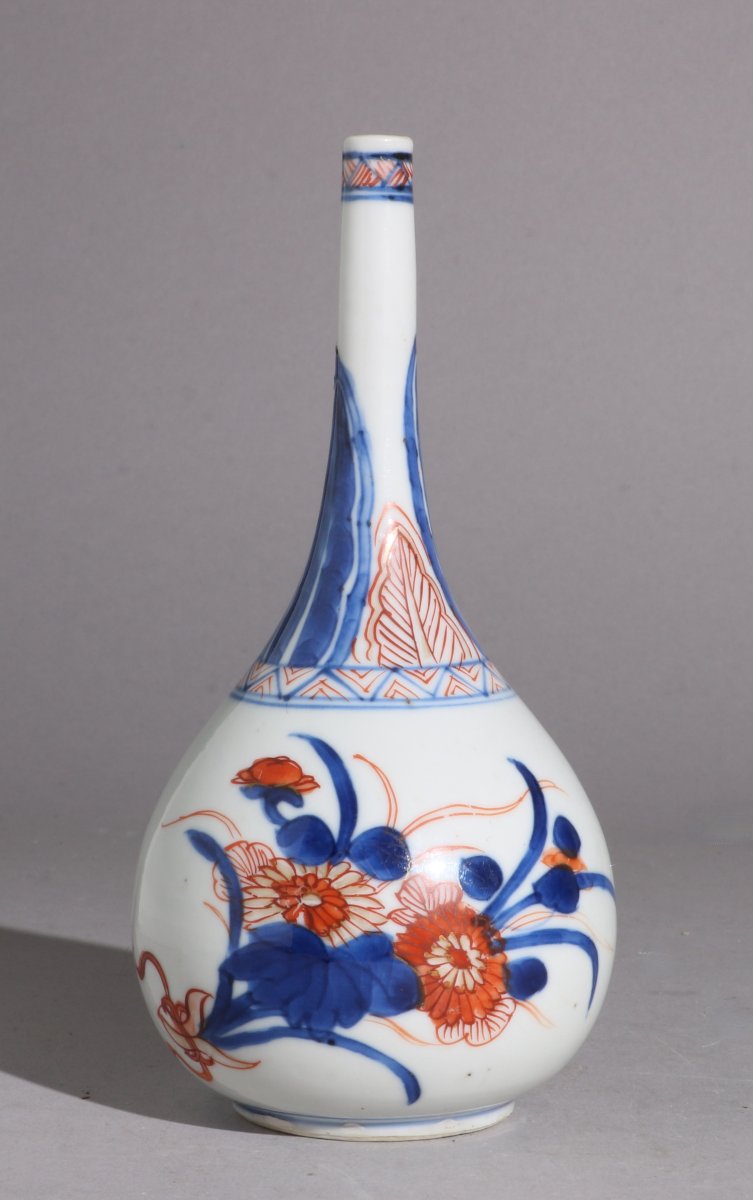 Un flacon à eau de rose en porcelaine Chinoise de style Imari, époque Kangxi, vers 1720-photo-4