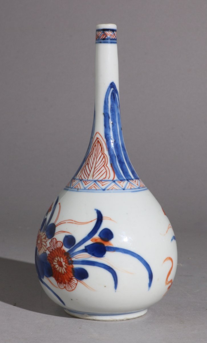 Un flacon à eau de rose en porcelaine Chinoise de style Imari, époque Kangxi, vers 1720-photo-1