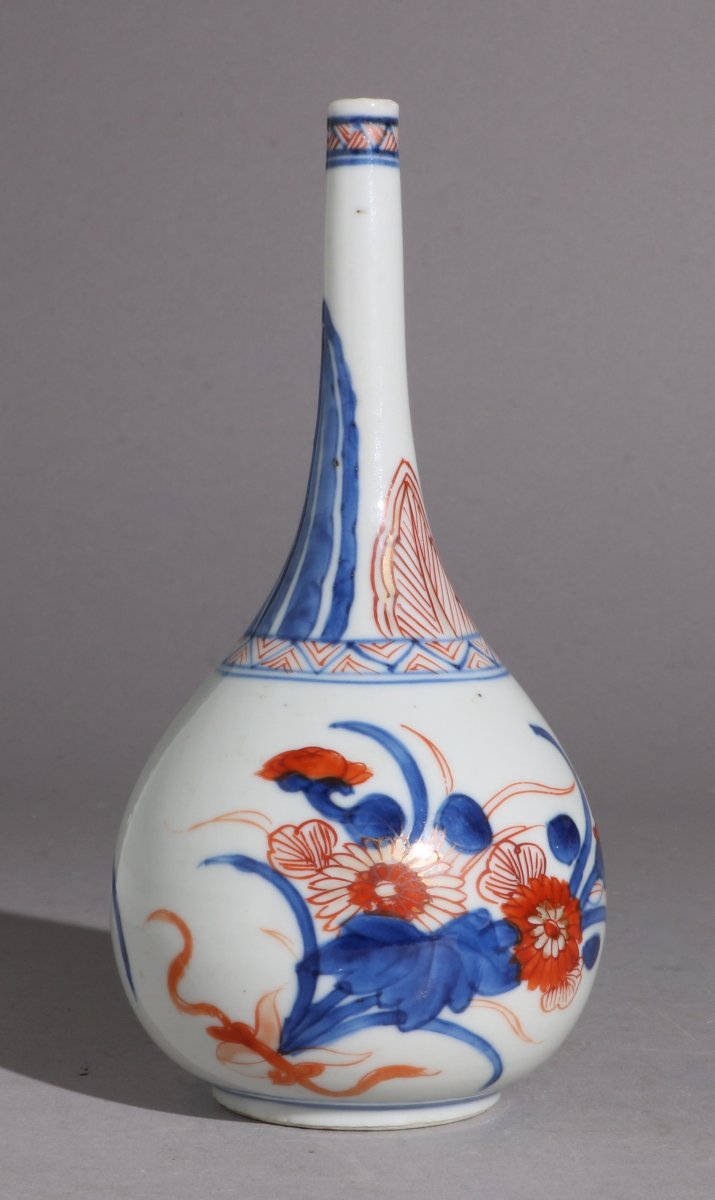 Un flacon à eau de rose en porcelaine Chinoise de style Imari, époque Kangxi, vers 1720-photo-2