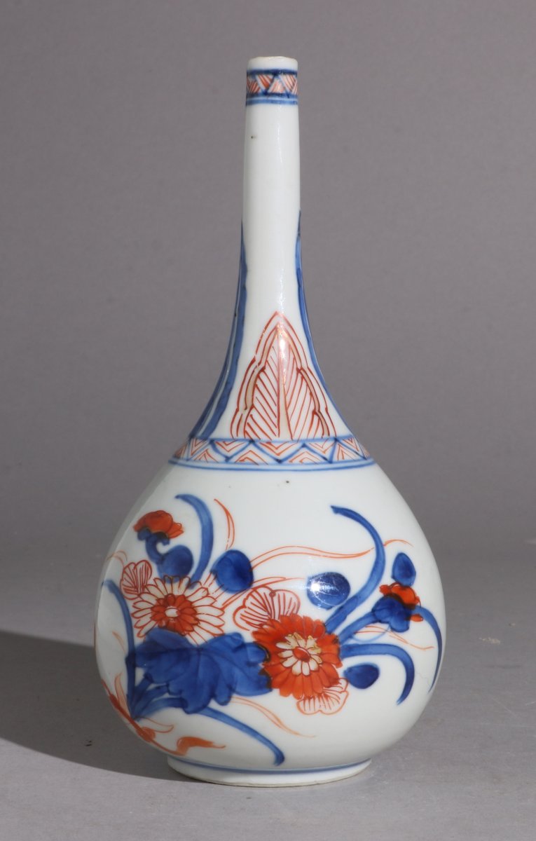 Un flacon à eau de rose en porcelaine Chinoise de style Imari, époque Kangxi, vers 1720-photo-3