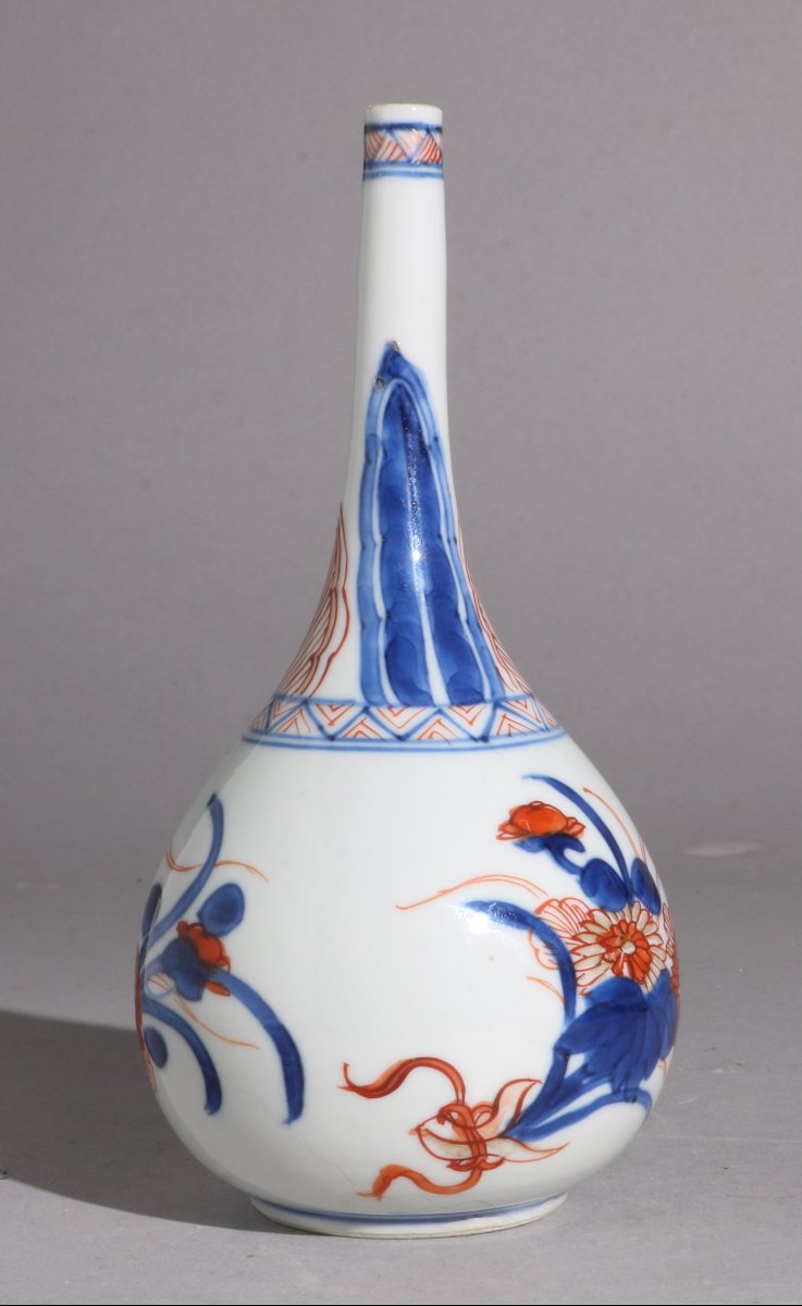 Un flacon à eau de rose en porcelaine Chinoise de style Imari, époque Kangxi, vers 1720-photo-4