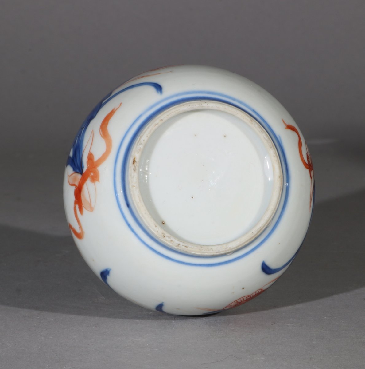 Un flacon à eau de rose en porcelaine Chinoise de style Imari, époque Kangxi, vers 1720-photo-5