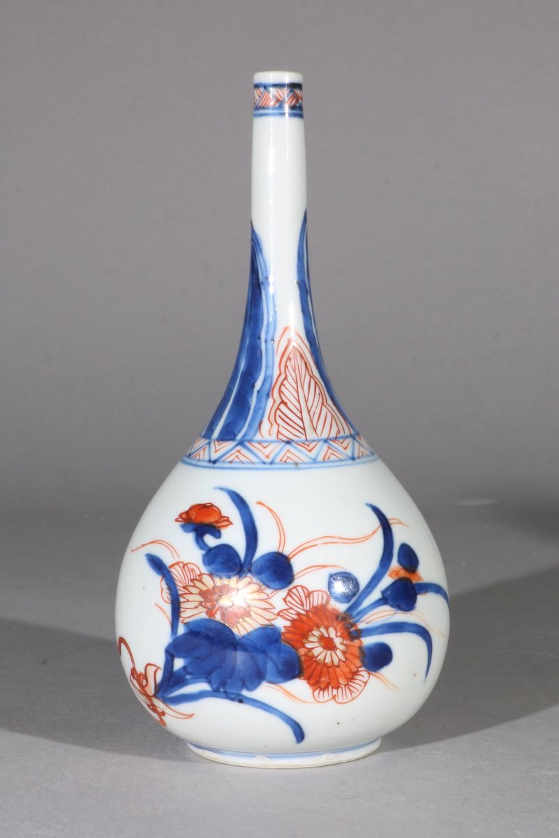 Un flacon à eau de rose en porcelaine Chinoise de style Imari, époque Kangxi, vers 1720