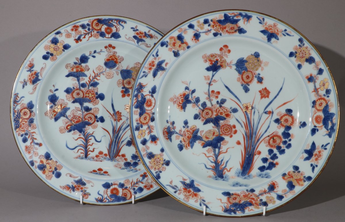 Une belle paire de grands plats chinois de style Imari, époque Kangxi, début du XVIIIe siècle-photo-2