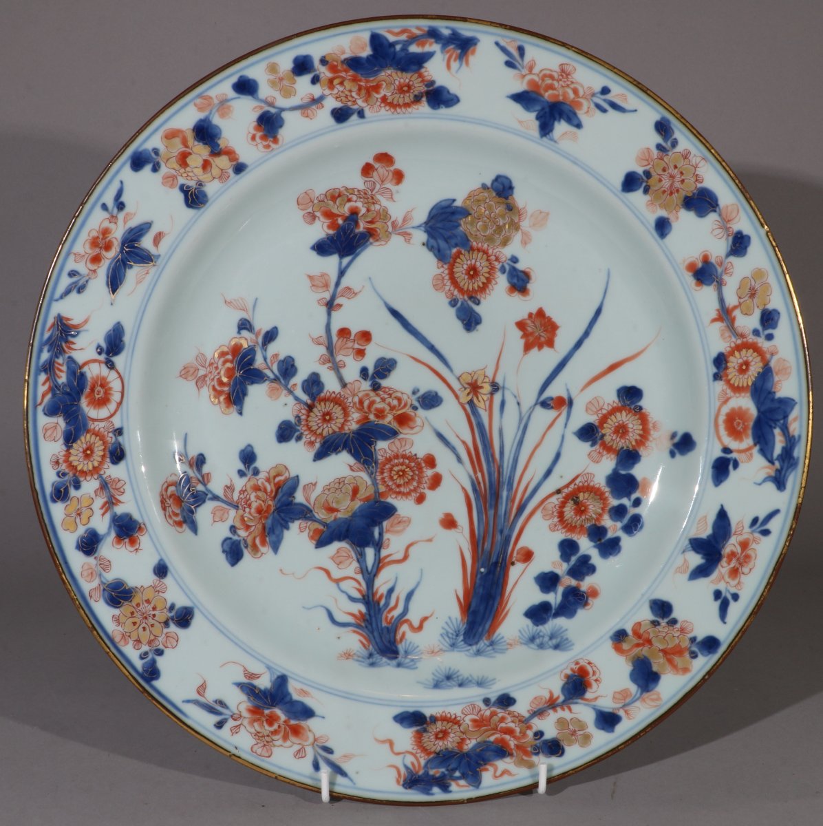 Une belle paire de grands plats chinois de style Imari, époque Kangxi, début du XVIIIe siècle-photo-3