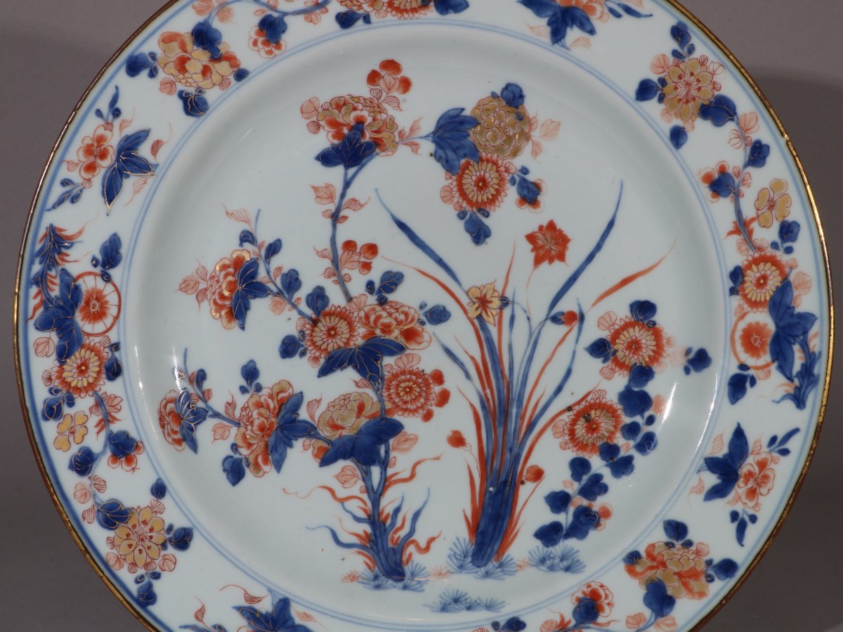 Une belle paire de grands plats chinois de style Imari, époque Kangxi, début du XVIIIe siècle-photo-4