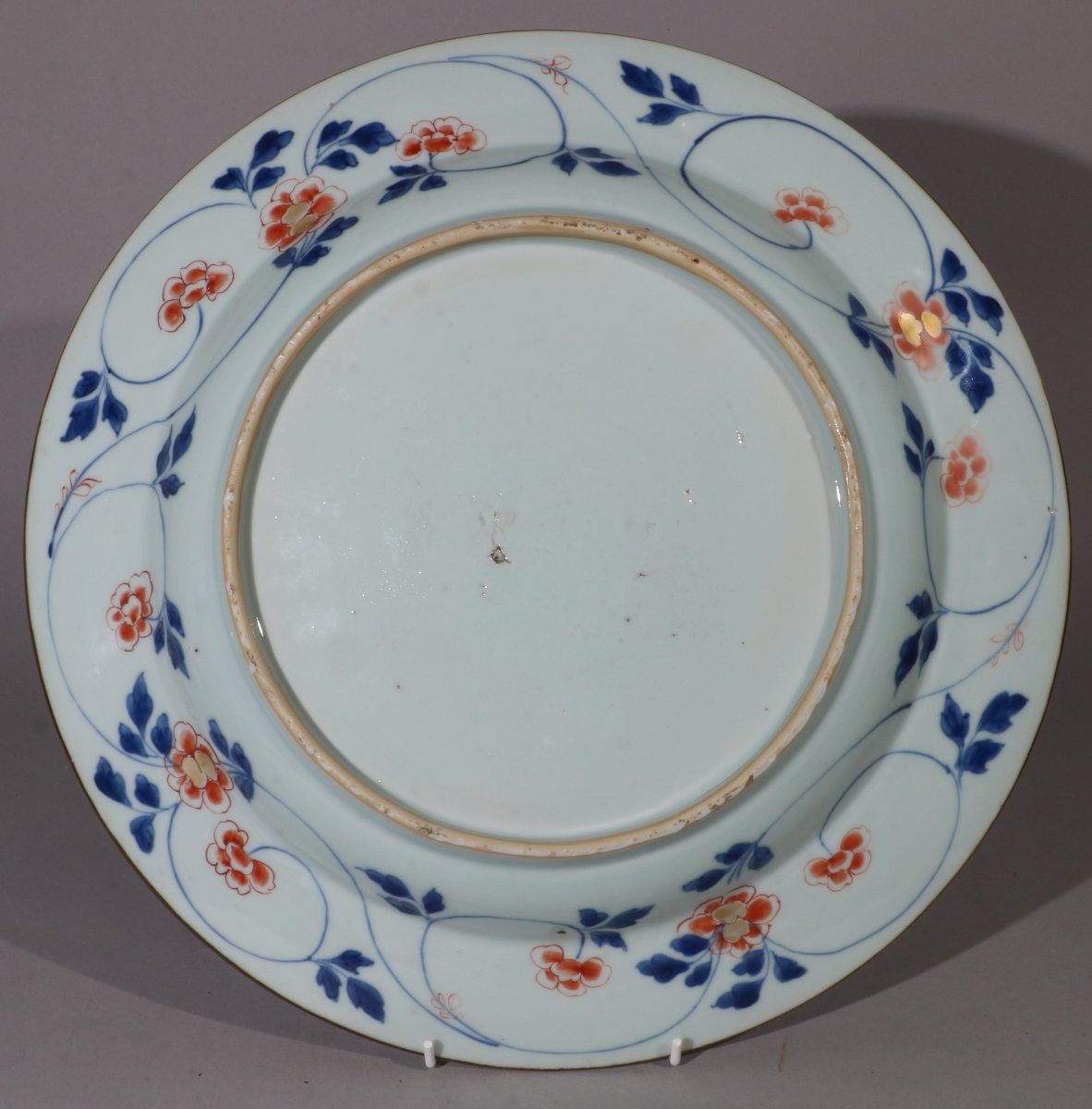 Une belle paire de grands plats chinois de style Imari, époque Kangxi, début du XVIIIe siècle-photo-1