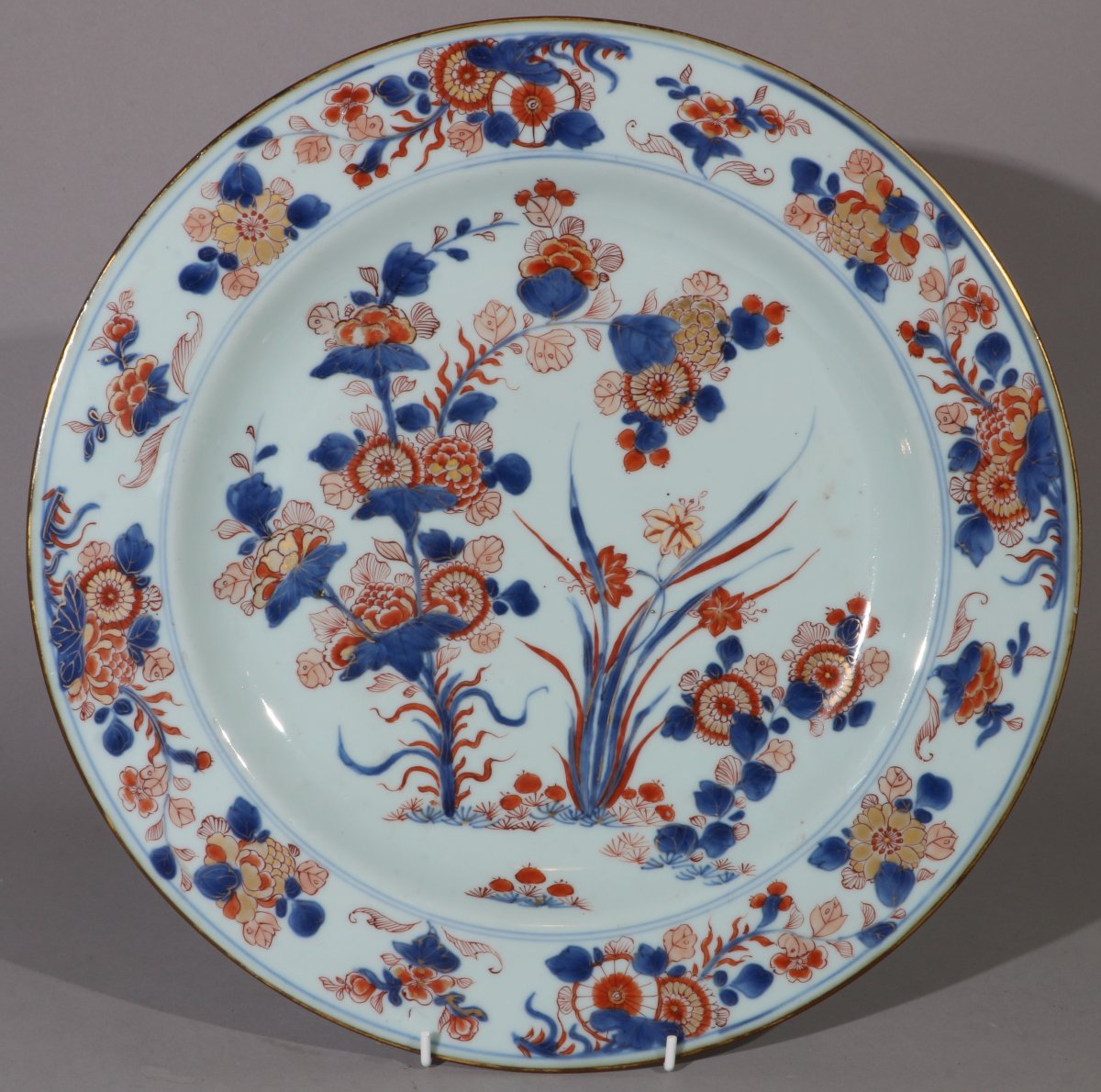 Une belle paire de grands plats chinois de style Imari, époque Kangxi, début du XVIIIe siècle-photo-2