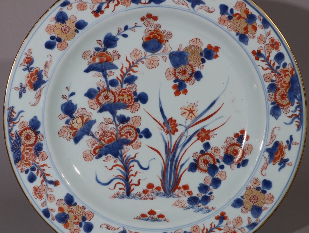 Une belle paire de grands plats chinois de style Imari, époque Kangxi, début du XVIIIe siècle-photo-3