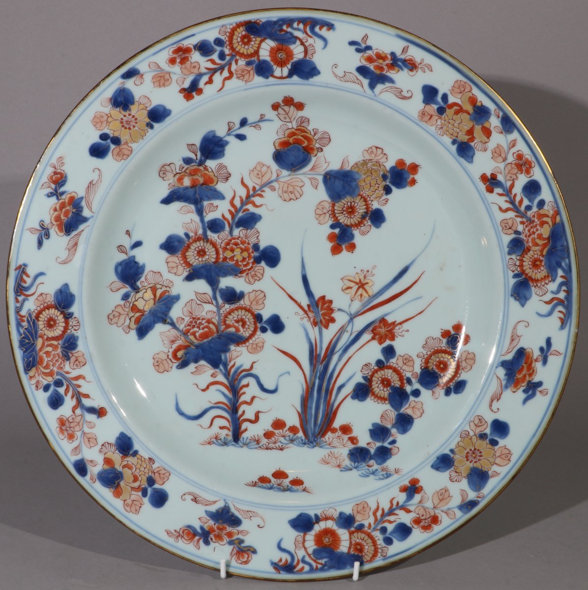 Une belle paire de grands plats chinois de style Imari, époque Kangxi, début du XVIIIe siècle-photo-7