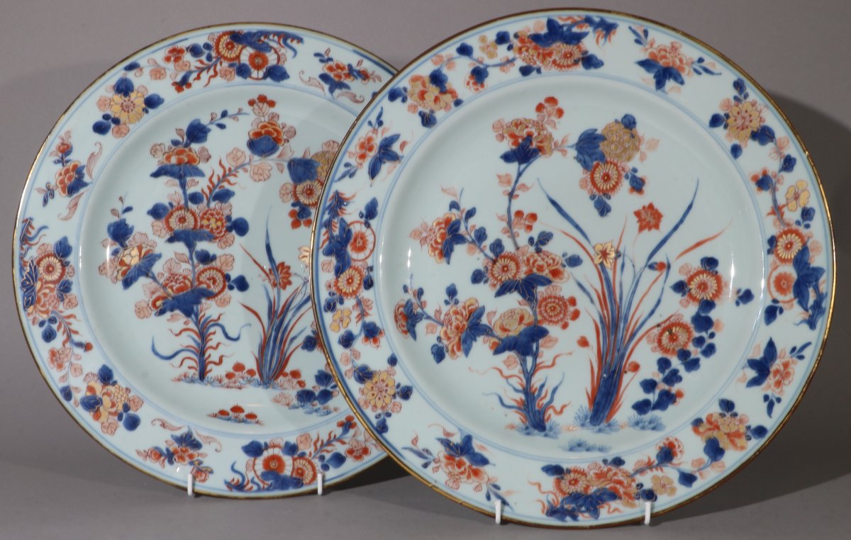 Une belle paire de grands plats chinois de style Imari, époque Kangxi, début du XVIIIe siècle