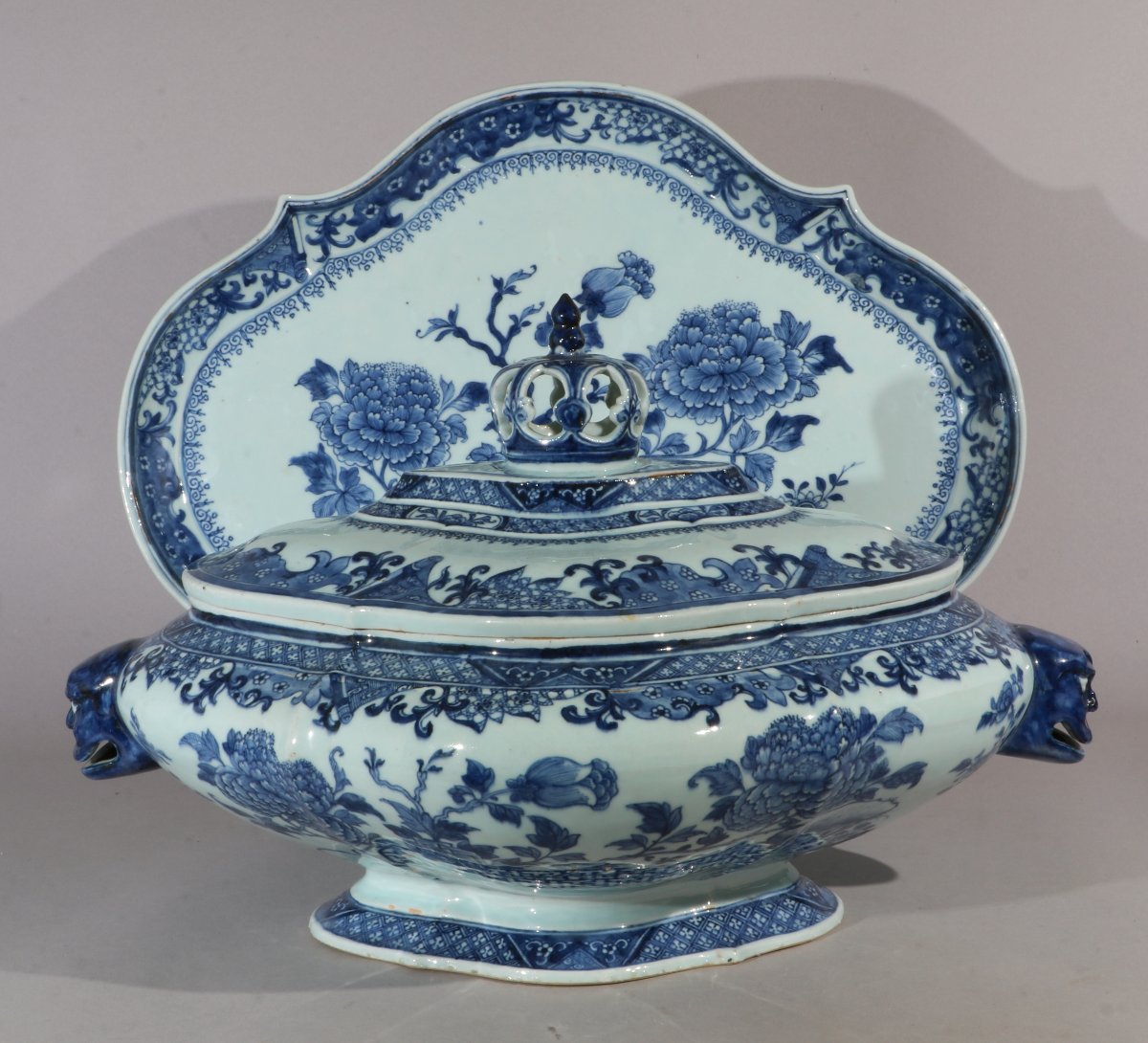 An Impressive Soup Tureen And Its Stand, Made Of Blue-and-white Porcelain, Qianlong Period -photo-2
