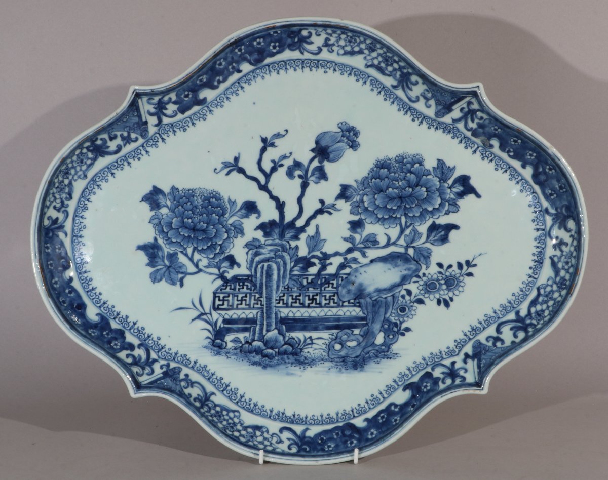 An Impressive Soup Tureen And Its Stand, Made Of Blue-and-white Porcelain, Qianlong Period -photo-4