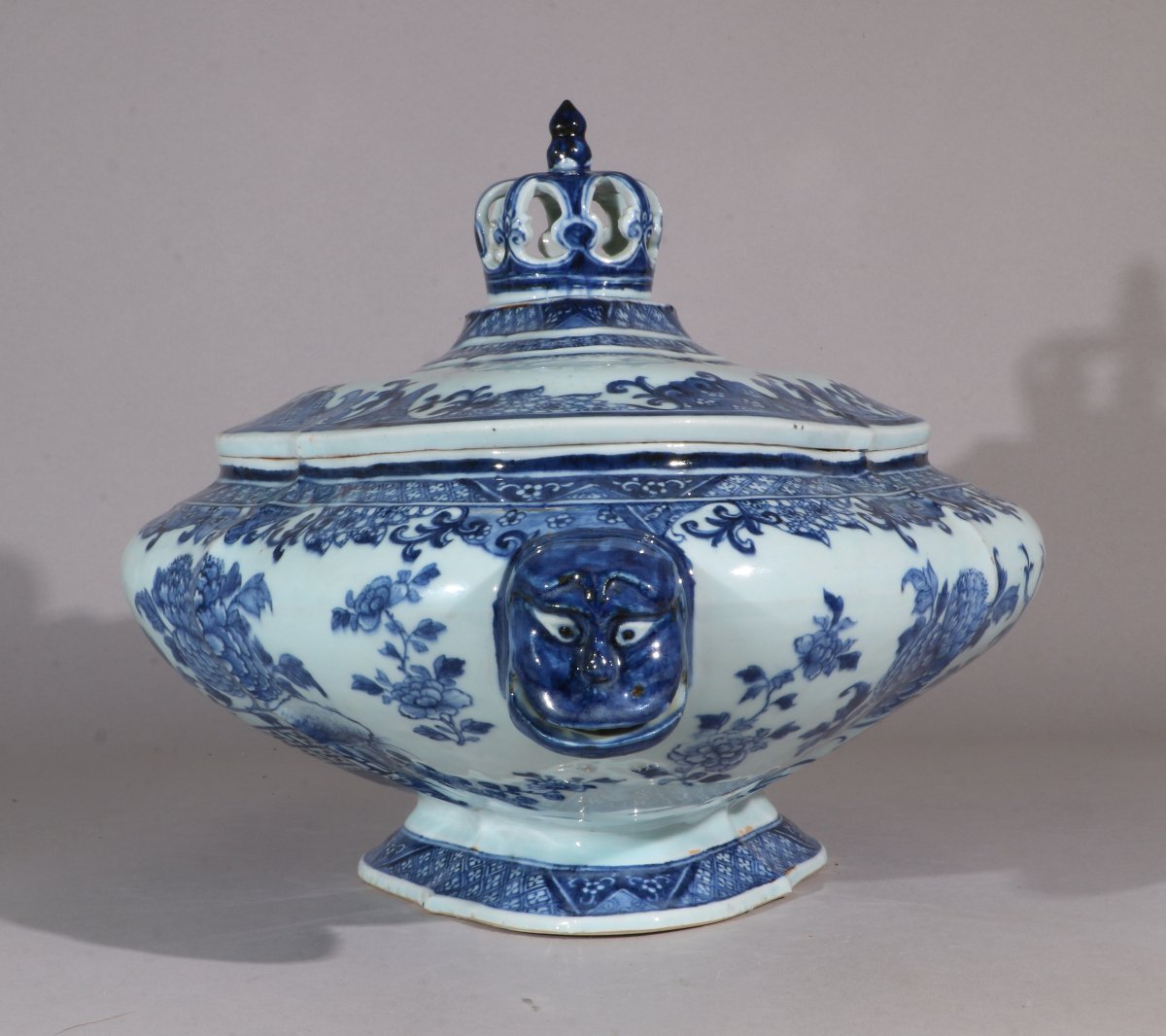 An Impressive Soup Tureen And Its Stand, Made Of Blue-and-white Porcelain, Qianlong Period -photo-1