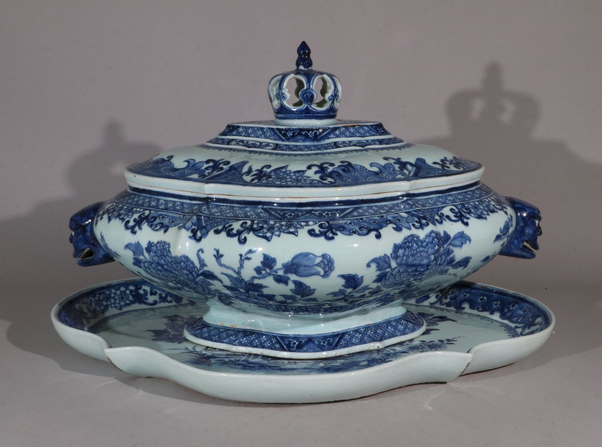An Impressive Soup Tureen And Its Stand, Made Of Blue-and-white Porcelain, Qianlong Period -photo-2